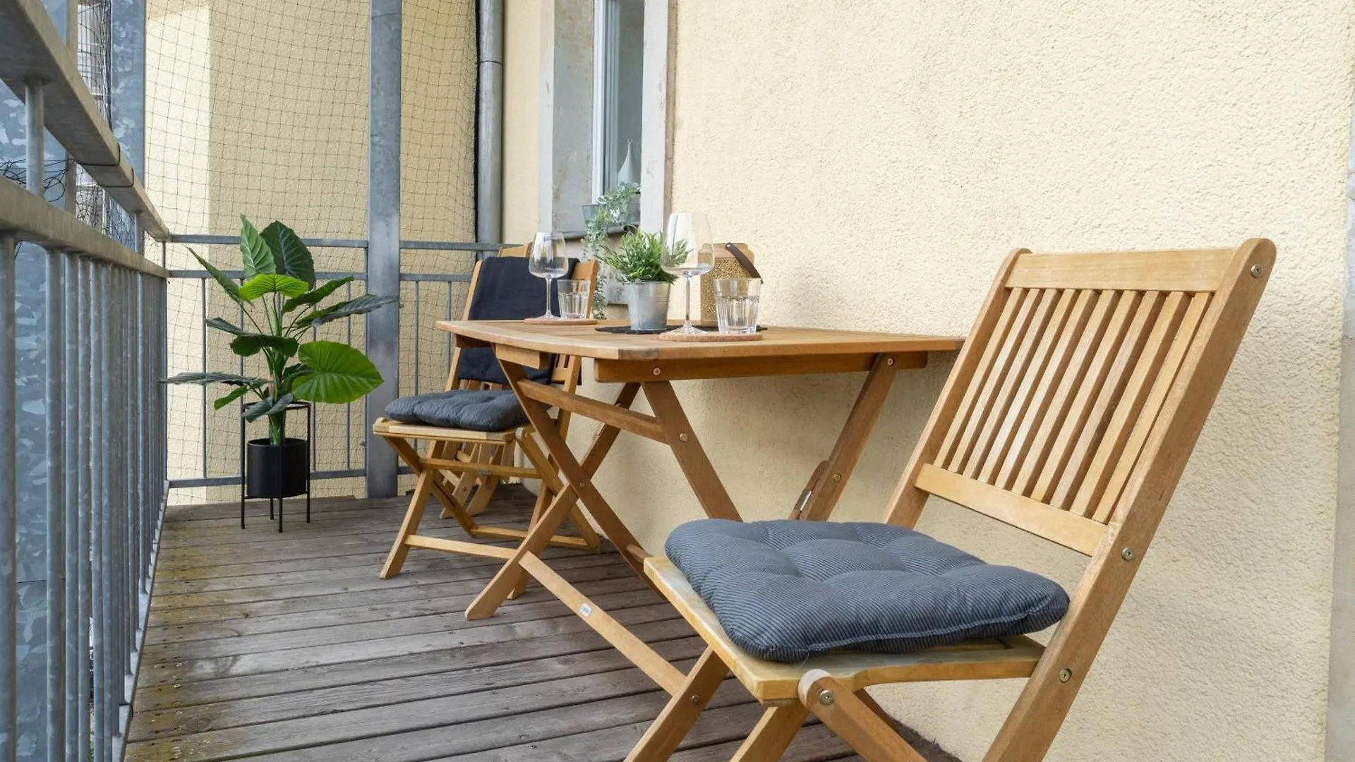 Ferienwohnung Mit Parkplatz & Balkon Nahe Elbe Dresden Apartment
